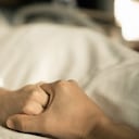 Hombre estadounidense pidió ayuda en una plataforma digital por descubrimiento, tras seis años de matrimonio (imagen de referencia mujer hospitalizada).