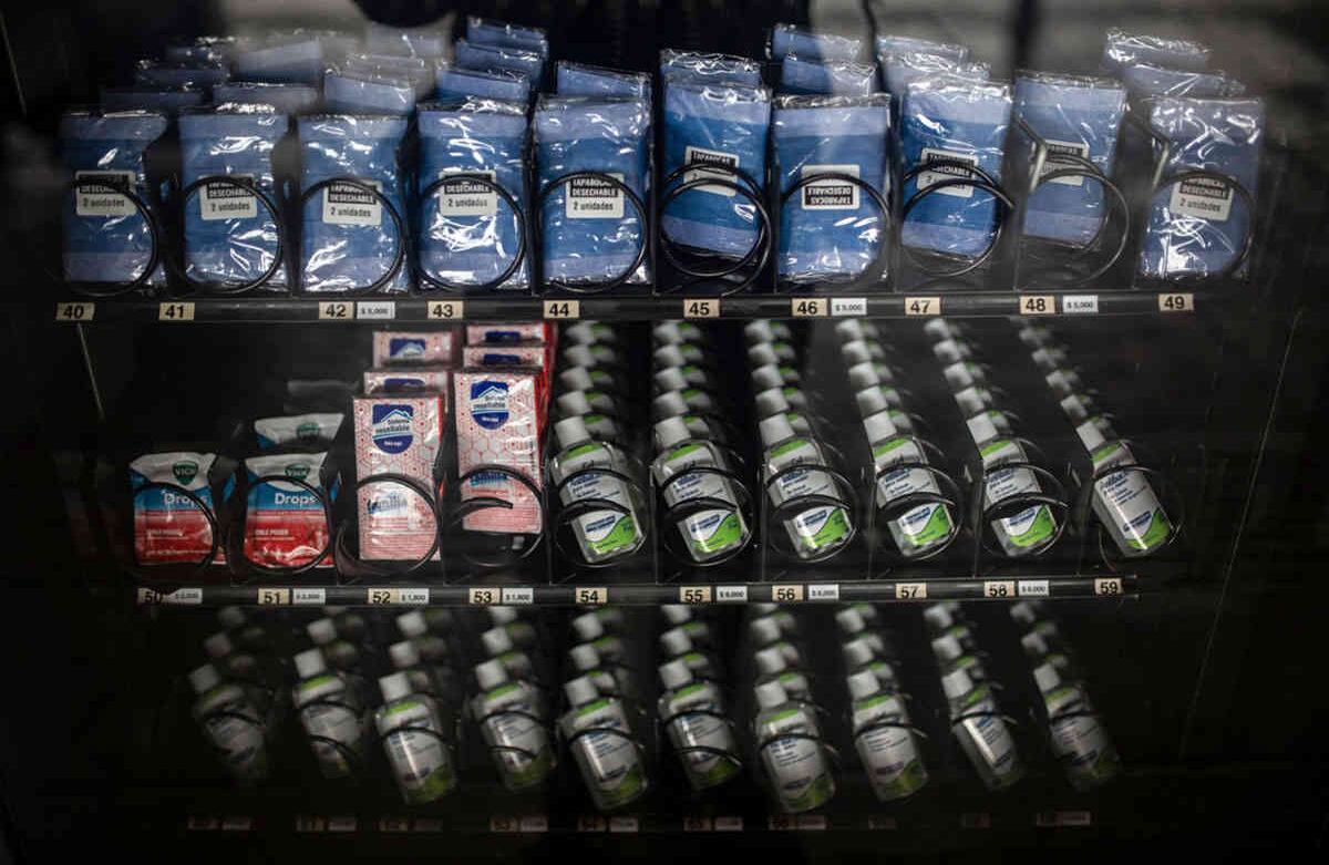 En El Dorado se instalaron 700 dispensadores de gel antibacterial y 482 lavamanos con 280 dispensadores de jabón. Foto: Esteban Vega/SEMANA