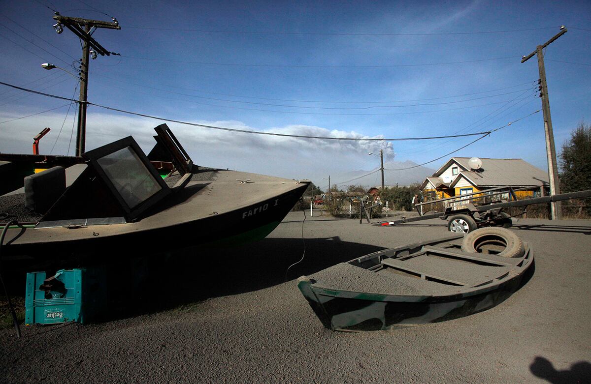 Los botes aparecen cubiertos de polvo por la erupción del volcán Calbuco en Puerto Varas, Chile. (AP)
