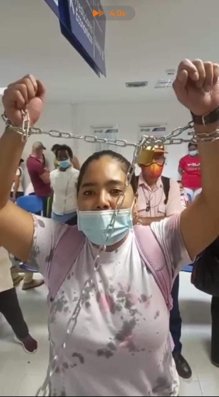 Katerin Cabezas Olave, mamá de menor de edad con enfermedades huérfanas, se encadenó en la sede de Emssanar Cali.