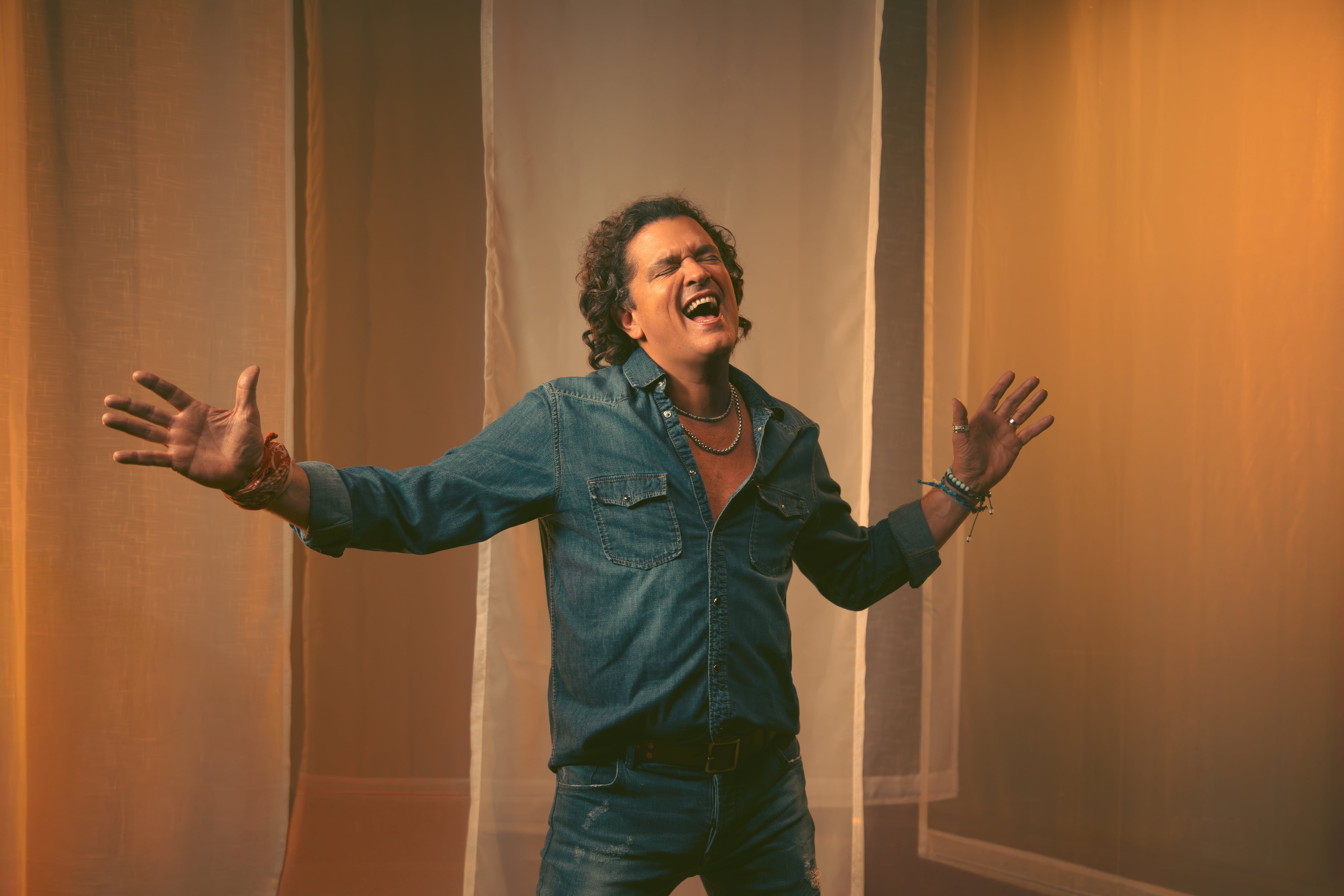 Carlos Vives regresa a los escenarios y anuncia su gira ‘Tour al sol’, estas son las ciudades que visitará en Colombia