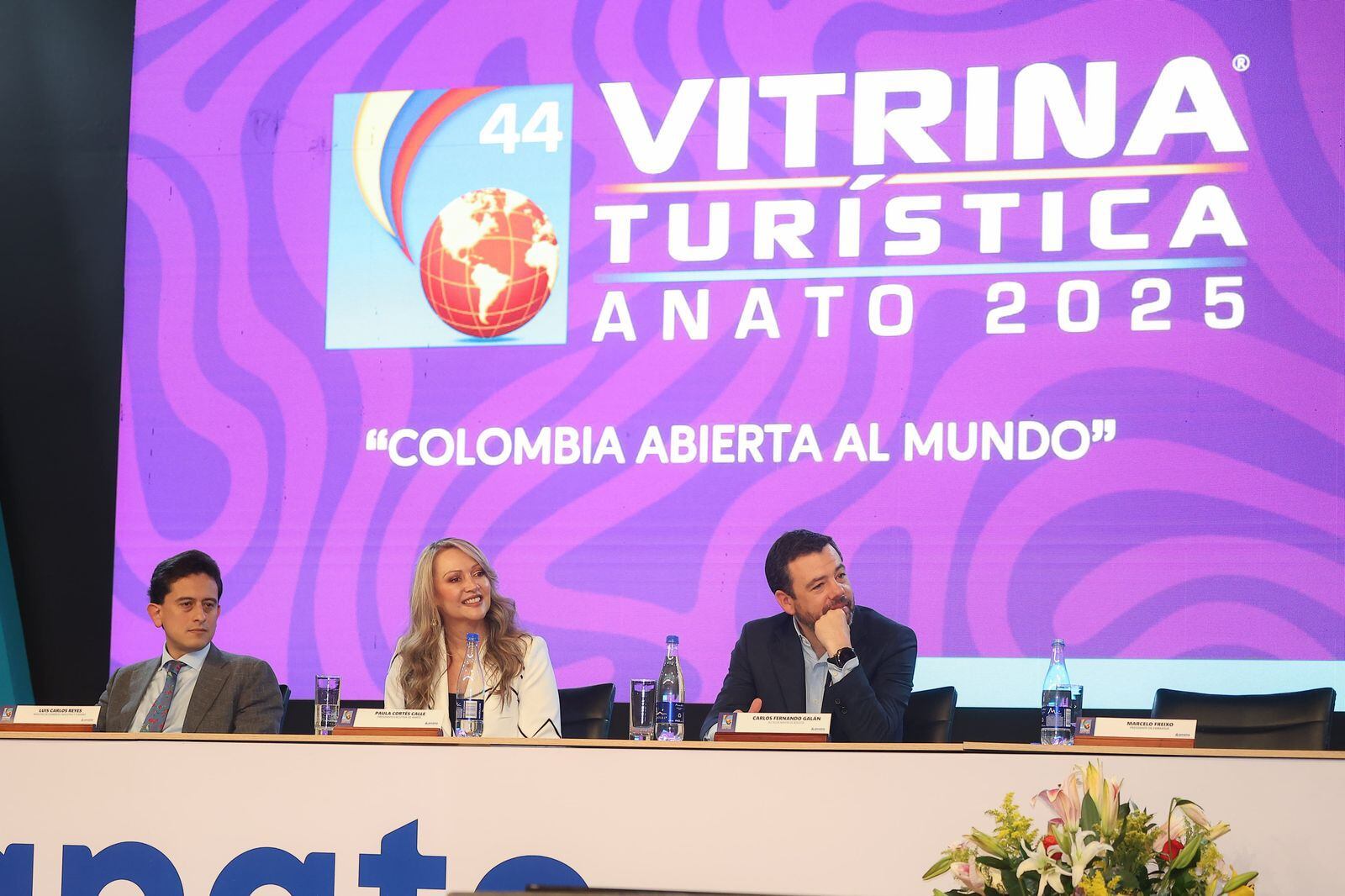 El alcalde de Bogotá, Carlos Fernando Galán; Paula Cortés, presidenta de Anato, y Luis Carlos Reyes, ministro de Comercio.