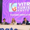 El alcalde de Bogotá, Carlos Fernando Galán; Paula Cortés, presidenta de Anato, y Luis Carlos Reyes, ministro de Comercio.