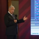 El presidente de México, Andrés Manuel López Obrador, muestra datos de los resultados del referéndum nacional sobre la revocatoria de su mandato, celebrado el 10 de abril, durante su conferencia de prensa matutina diaria en la Ciudad de México el 11 de abril de 2022. (Foto de CLAUDIO CRUZ / AFP)