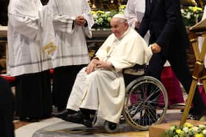VATICAN CITY, VATICAN - AUGUST 27: Pope Francis leaves in a wheelchair the Consistory for the creation of new Cardinals at the St. Peter's Basilica on August 27, 2022 in Vatican City, Vatican. This evening Pope Francis presided a consistory for the creation of 20 new Cardinals, 16 of whom are under the age of 80 and therefore Cardinal-electors in an eventual conclave, plus four who have already reached the age of 80 or will reach it before receiving the red biretta. (Photo by Franco Origlia/Getty Images)