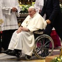 VATICAN CITY, VATICAN - AUGUST 27: Pope Francis leaves in a wheelchair the Consistory for the creation of new Cardinals at the St. Peter's Basilica on August 27, 2022 in Vatican City, Vatican. This evening Pope Francis presided a consistory for the creation of 20 new Cardinals, 16 of whom are under the age of 80 and therefore Cardinal-electors in an eventual conclave, plus four who have already reached the age of 80 or will reach it before receiving the red biretta. (Photo by Franco Origlia/Getty Images)