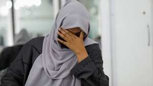 Maquilladora afgana durante una entrevista con Reuters en un salón de belleza en Kabul.