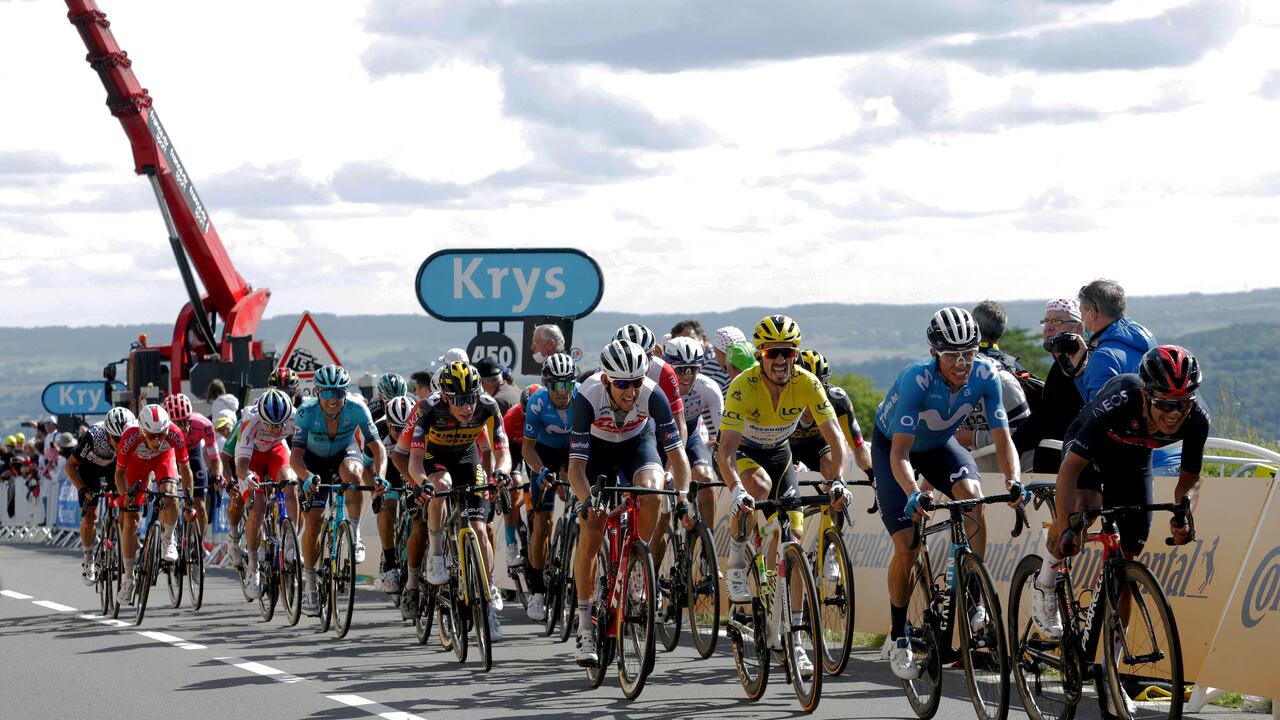 El ecuatoriano Richard Carapaz del Ineos Grenadier lleva el grupo en el final de la segunda etapa.
