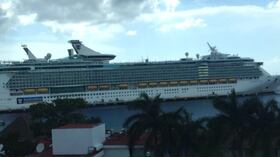 Crucero de Royal Caribbean en el puerto de Miami, ciudad desde donde la compañía canceló decenas de viajes programados para el verano de 2027.