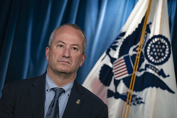 En junio pasado, agentes de la CBP que examinaban cargamento en el aeropuerto internacional de Los Ángeles, desembalaron una caja procedente de Asia etiquetada como teclados y encontraron en su interior 80 kilogramos (175 libras) de sustancias químicas que, tras ser analizadas, resultaron ser precursores para la elaboración de fentanilo, según Miller.