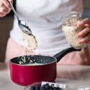 Ya sea en agua o en leche, la avena es un alimento muy recomendado por los especialistas para comenzar el día. Foto: Getty Images.