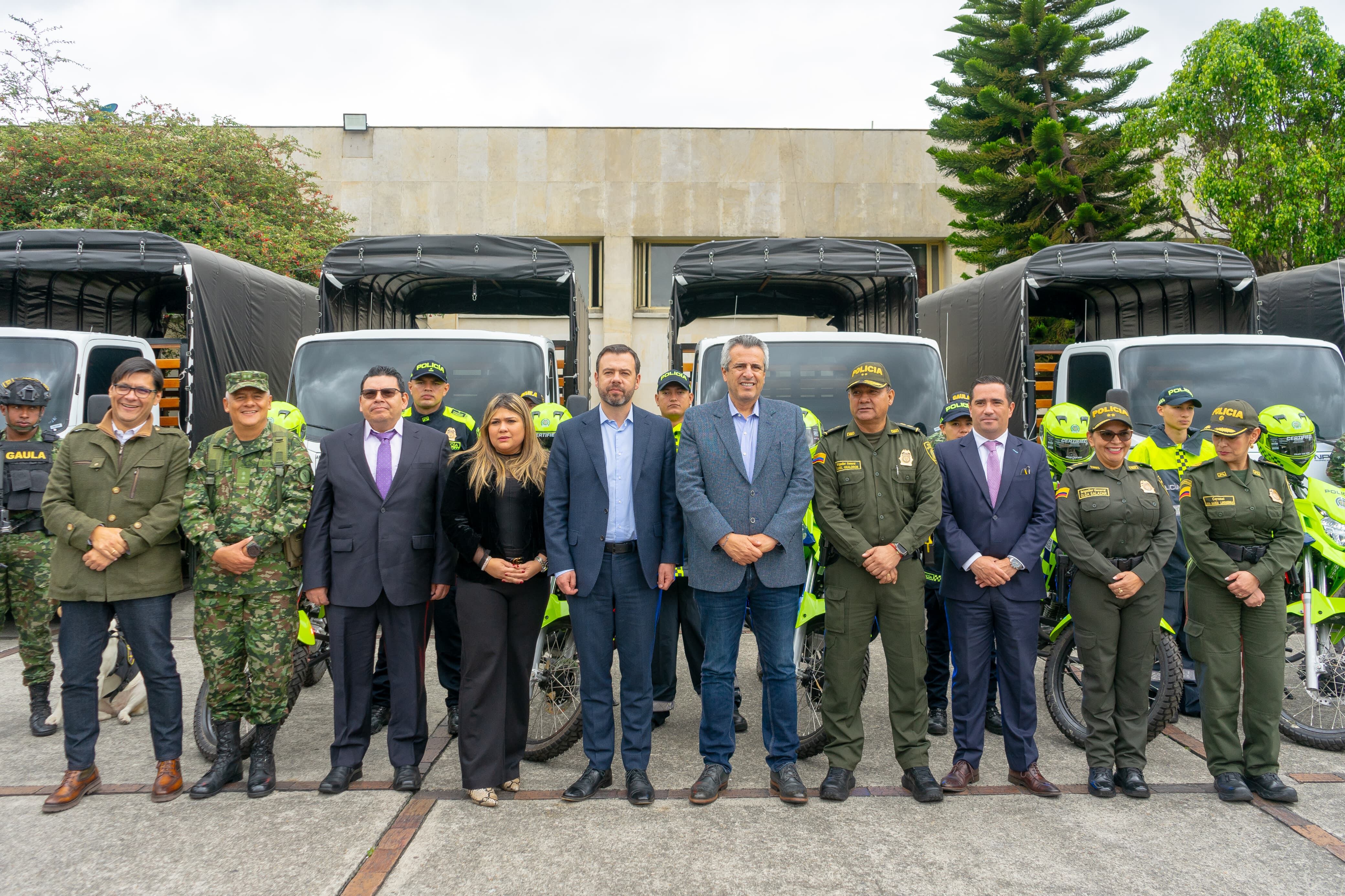 Policía y Fuerzas Militares incrementan capacidades con 20 motocicletas y 17 camiones para la lucha contra el crimen en Bogotá
