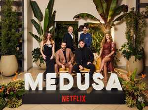 De izquierda a derecha:
Juana Acosta, Sebastián Martínez, Manolo Cardona, Mabel Moreno, Diego Trujillo y Carlos Torres.
Felipe Díaz / Netflix © 2025