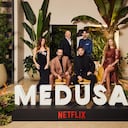 De izquierda a derecha:
Juana Acosta, Sebastián Martínez, Manolo Cardona, Mabel Moreno, Diego Trujillo y Carlos Torres.
Felipe Díaz / Netflix © 2025