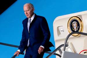 El presidente Joe Biden llega al aeropuerto internacional Felipe Ángeles en Zumpango, México, el domingo 8 de enero de 2023. (AP Photo/Andrew Harnik)