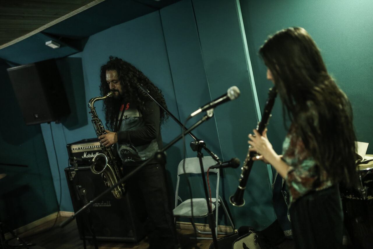 Postales de un ensayo de BUHA 2030, un día de marzo, mientras preparan su concierto en el Festival Estéreo Picnic...