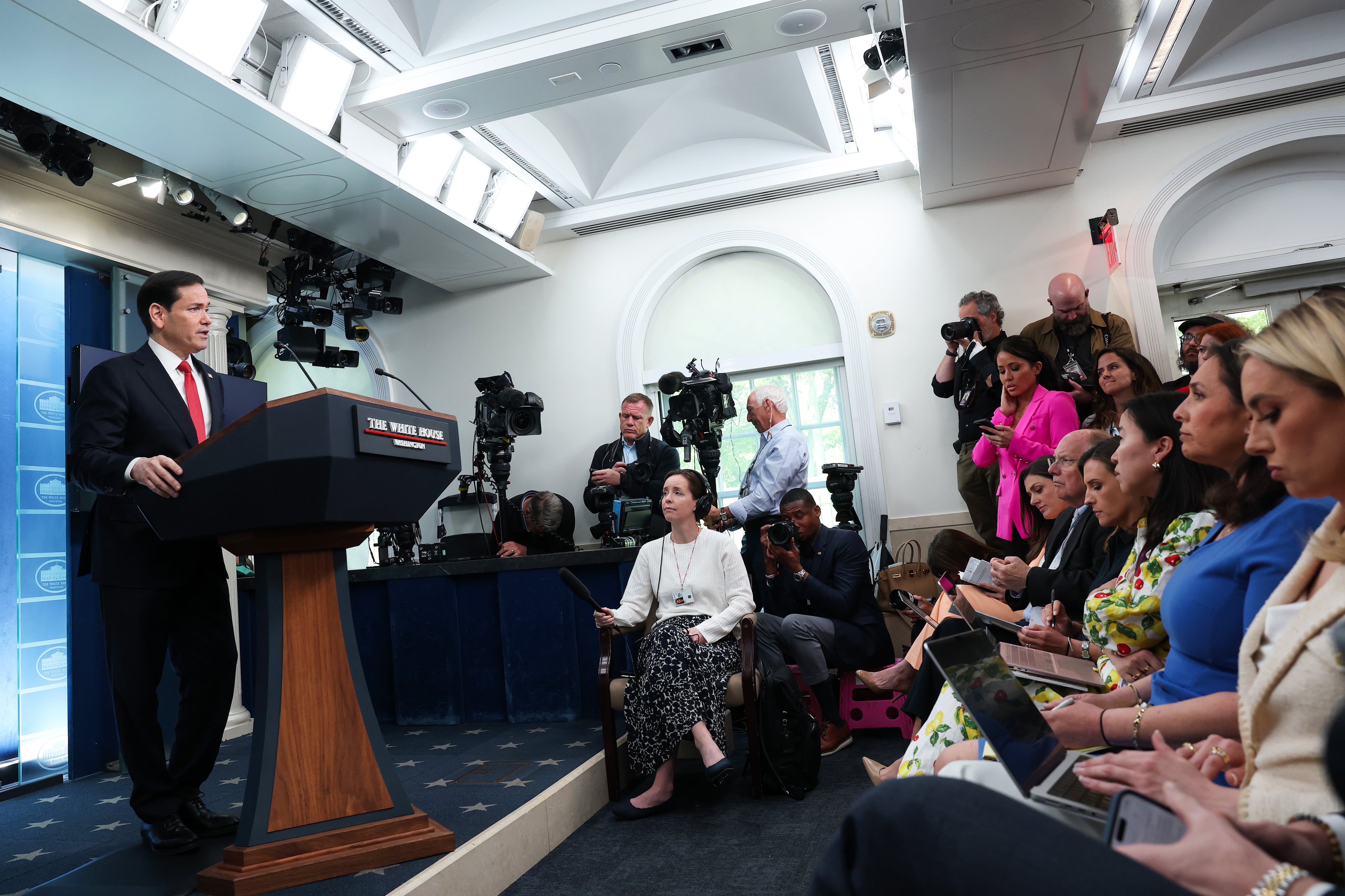 El secretario de Estado de EE. UU., Marco Rubio, responde preguntas durante una conferencia de prensa en la Sala de Prensa Brady de la Casa Blanca.