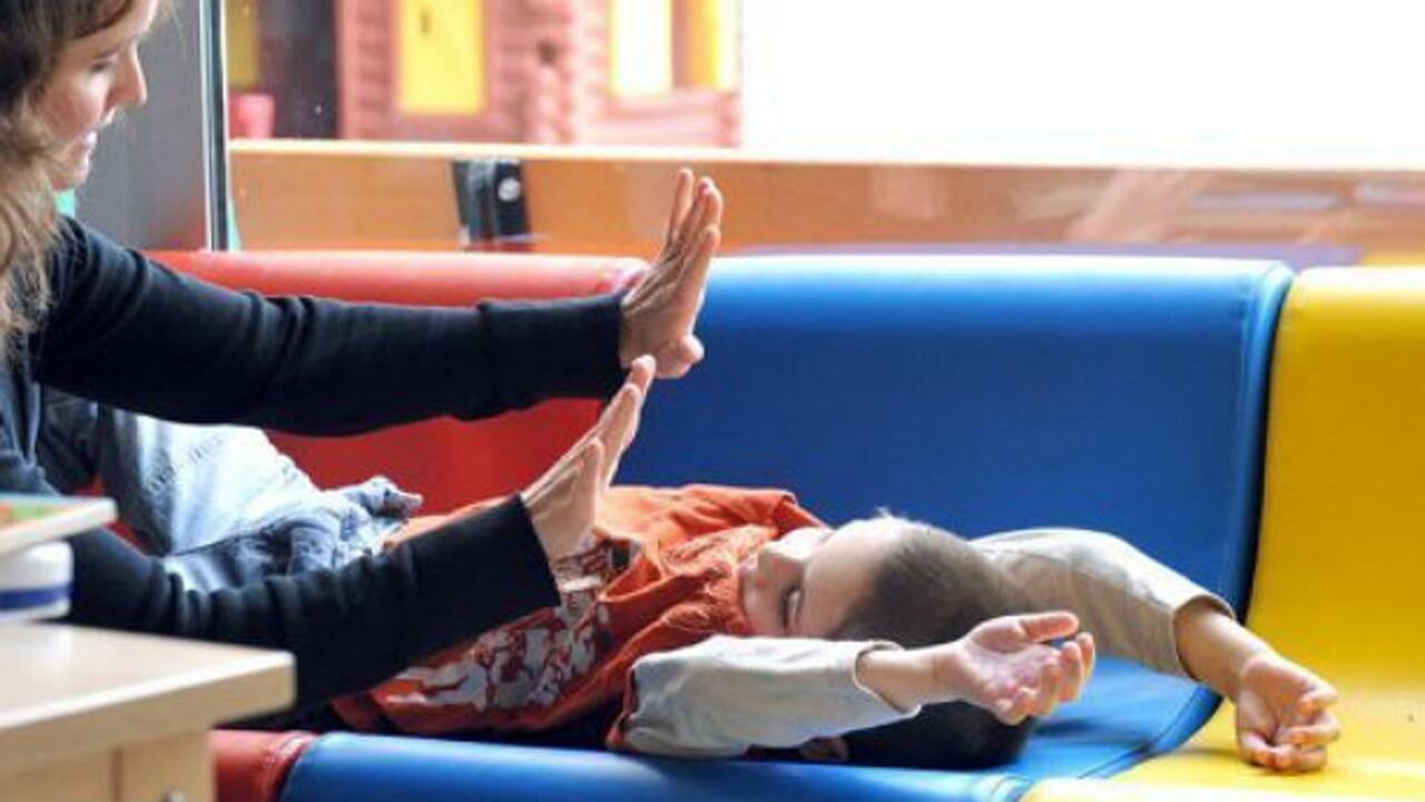 A propósito de burla de profesor a joven, ¿qué es el síndrome de Asperger y qué lo causa?