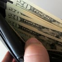 Haga un balance de sus ingresos y lleve en su libreta de cuentas todos los gastos que tiene mensualmente, con el fin de no tener un déficit en sus finanzas.