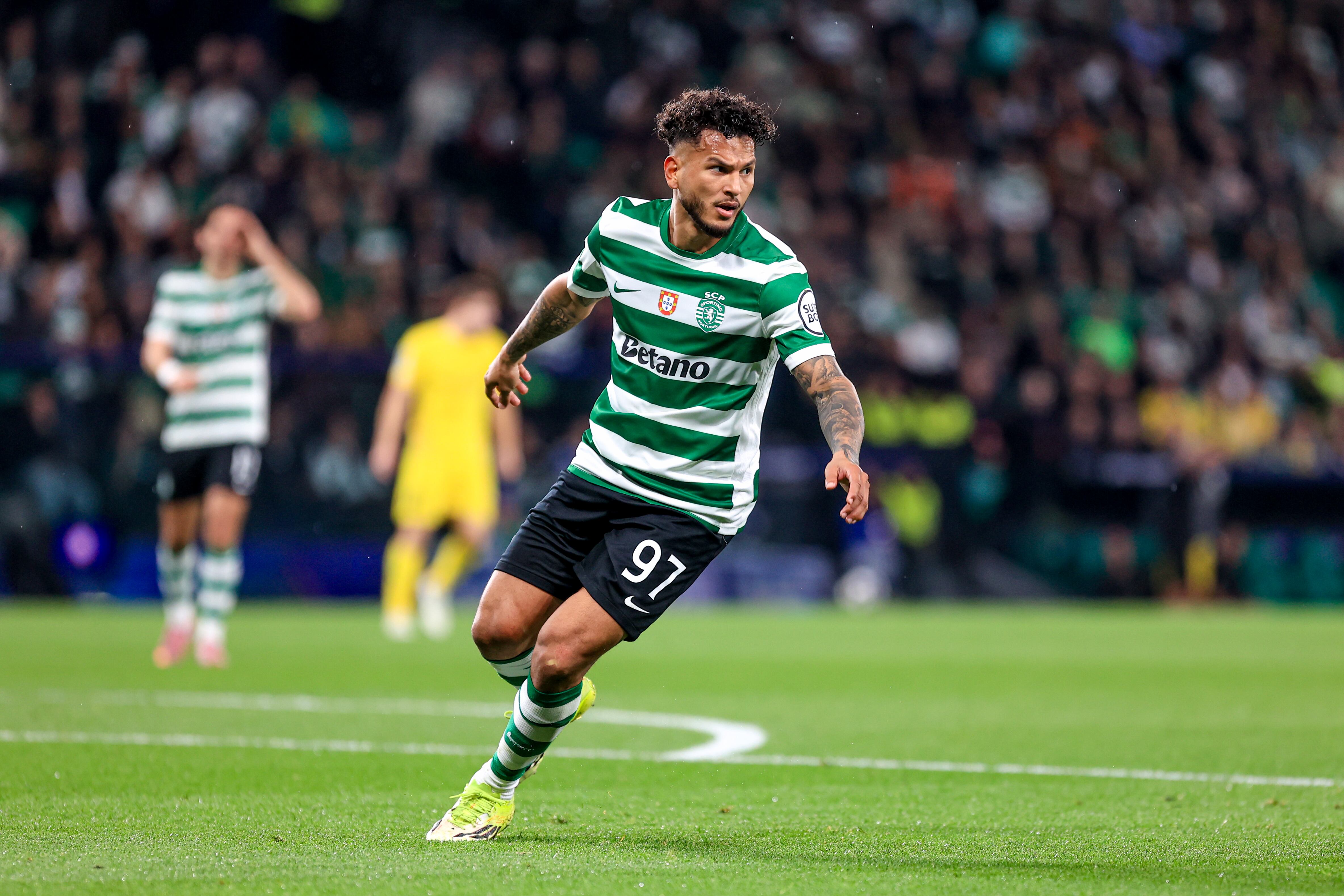 Luis Javier Suárez anotó para el empate transitorio de Sporting en la vuelta de octavos de final