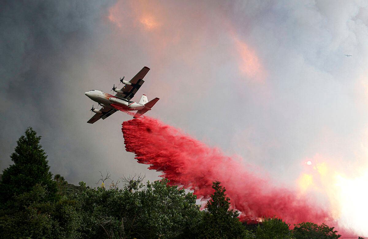 Un avión cisterna arroja agua sobre el incendio del lago Hughes, que ha crecido rápidamente sobre más de 4 mil hectáreas al norte de Los Ángeles, el miércoles 12 de agosto de 2020. Foto: David Crane / The Orange County Register vía AP