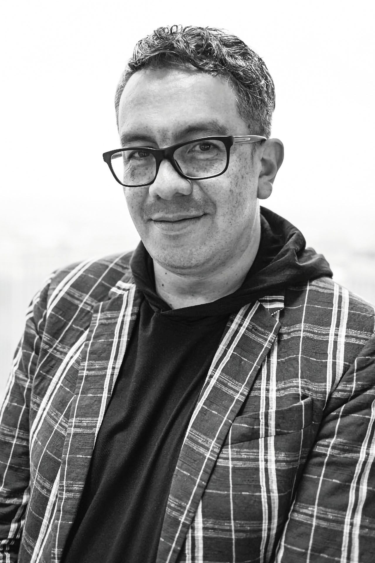 "Nos interesa mucho cómo esa condición de tierra fría surge de la idea de que la Sabana de Bogotá es una planicie, una montaña plana que deja ver que su origen fue el agua. Los mitos de creación de Bogotá hablan de diferentes caminos en que el agua salió de la Sabana y dejó esa planicie y por lo tanto el origen del clima frío está atado al agua", añade Jaime Cerón.  