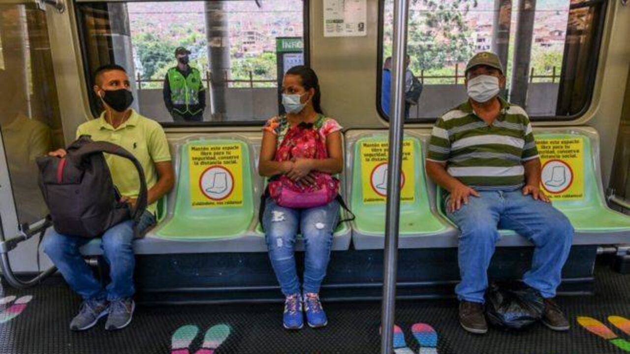 Indicar claramente en el suelo dónde pararse ayuda a mantener la distancia social.