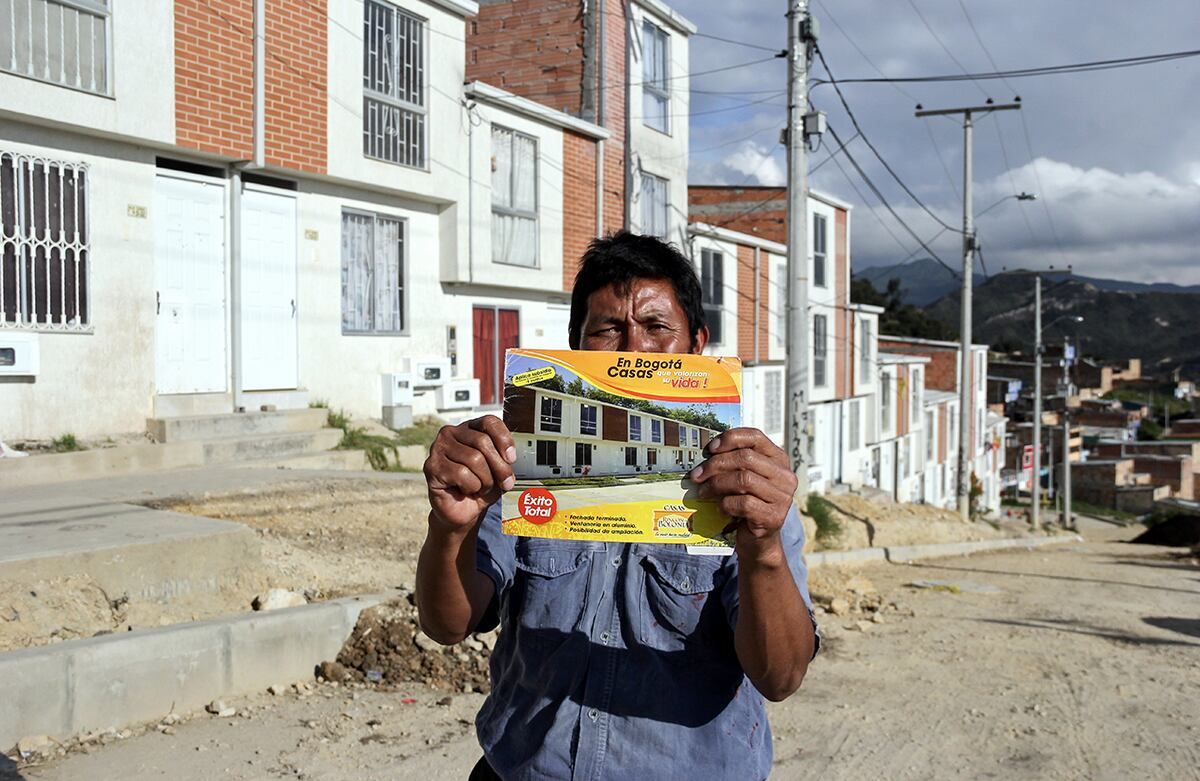 José León dice que la constructora no les atiende sus quejas. Foto: Carlos Bernate /SEMANA.