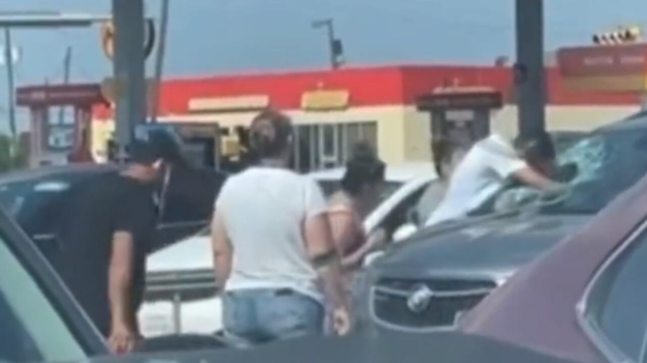 El sujeto rompió el parabrisas tras pegarle en repetidas ocasiones con algo metálico.