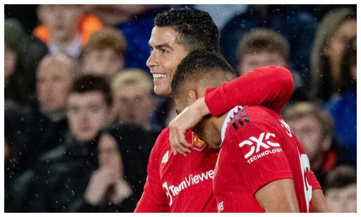 Cristiano Ronaldo y Casemiro celebran el 2 a 1 con Manchester United.