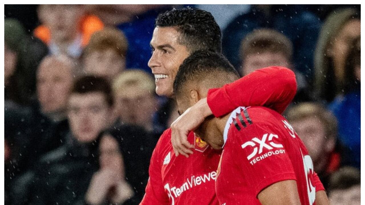 Cristiano Ronaldo y Casemiro celebran el 2 a 1 con Manchester United.