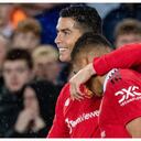 Cristiano Ronaldo y Casemiro celebran el 2 a 1 con Manchester United.