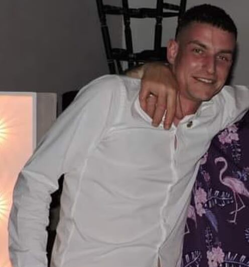 La mujer le envió un mensaje de texto y lo llamó más de 40 veces antes de apuñalarlo