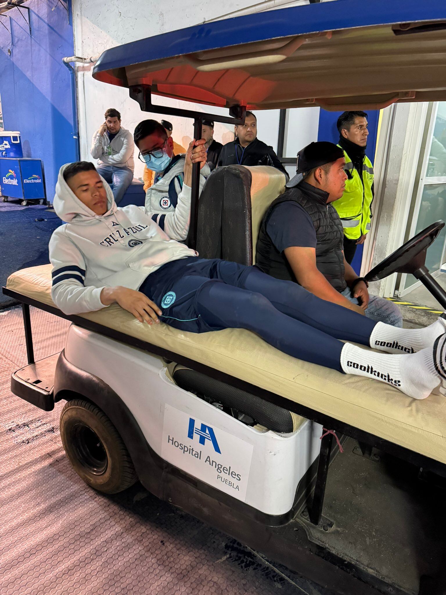 Pierna de Kevin Mier después del partido entre Cruz Azul y Pumas.