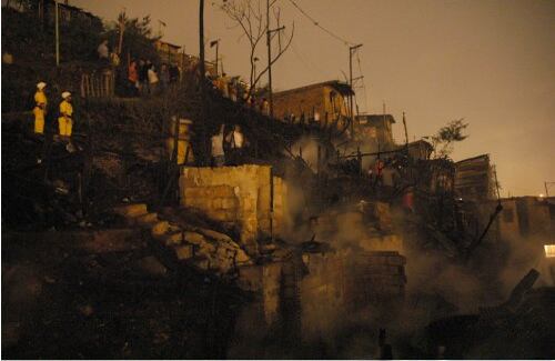 En Cenizas / Profesional

El 22 de diciembre en un barrio de invasión en la ciudad de Medellín fueron arrasadas 20 viviendas por las llamas. Al parecer, el incendio fue producido por un corto circuito. 