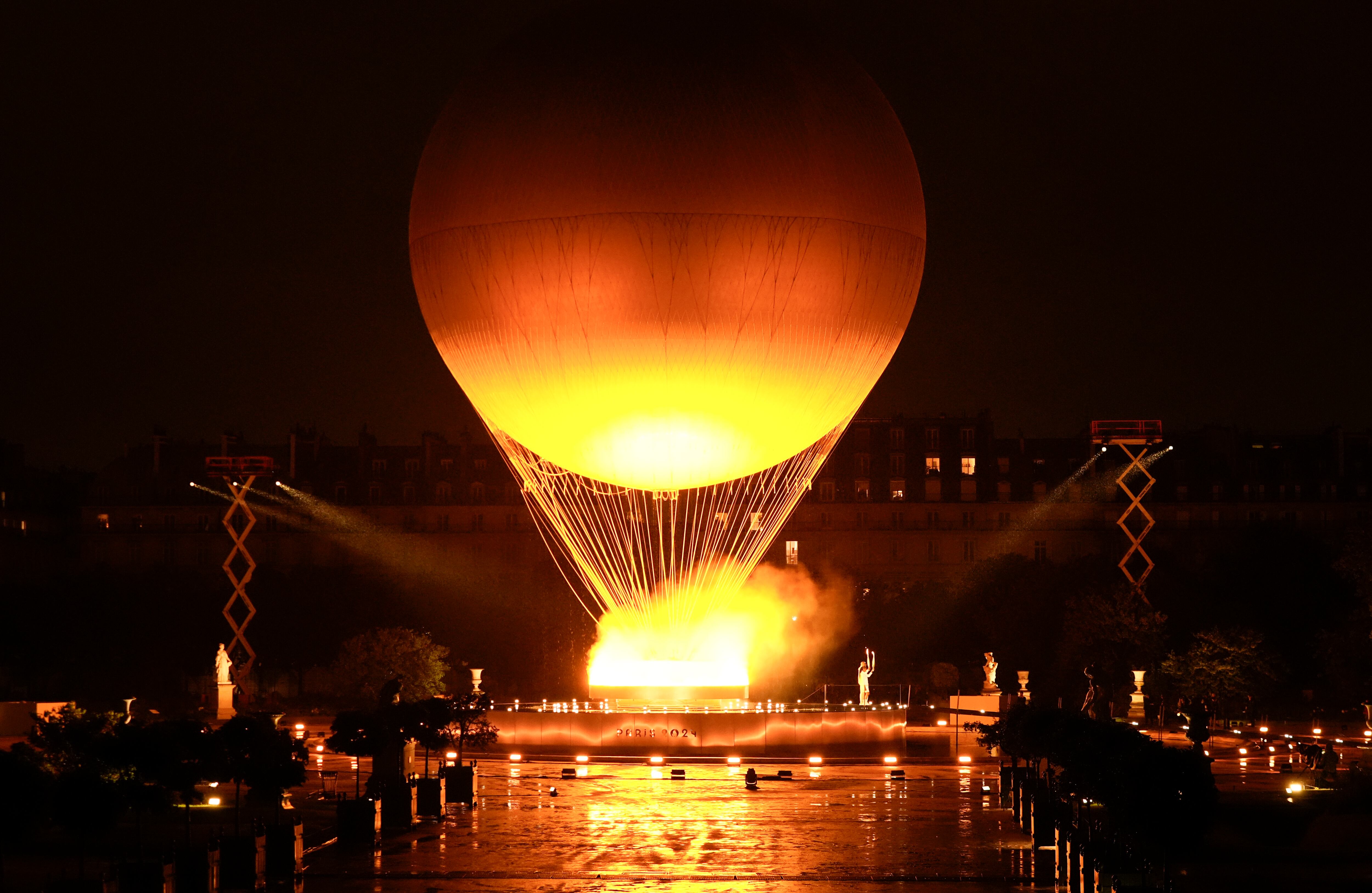 El fuego olímpico es colgado en un globo aerostático tras ser encendido durante la ceremonia de inauguración de los Juegos Olímpicos de París.