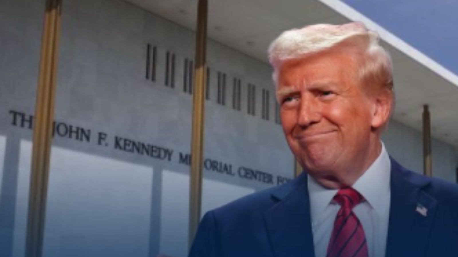 El icónico John F. Kennedy Center en Washington D.C., ahora con el nombre de Donald Trump, ha generado polémica cultural y legal.