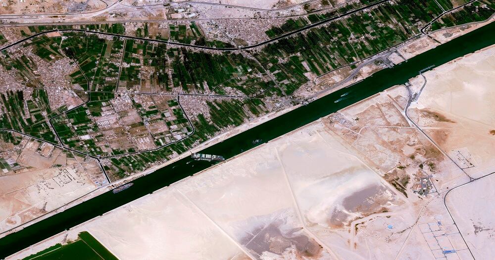 Imagen satélite obtenida por Airbus Space del buque encallado.