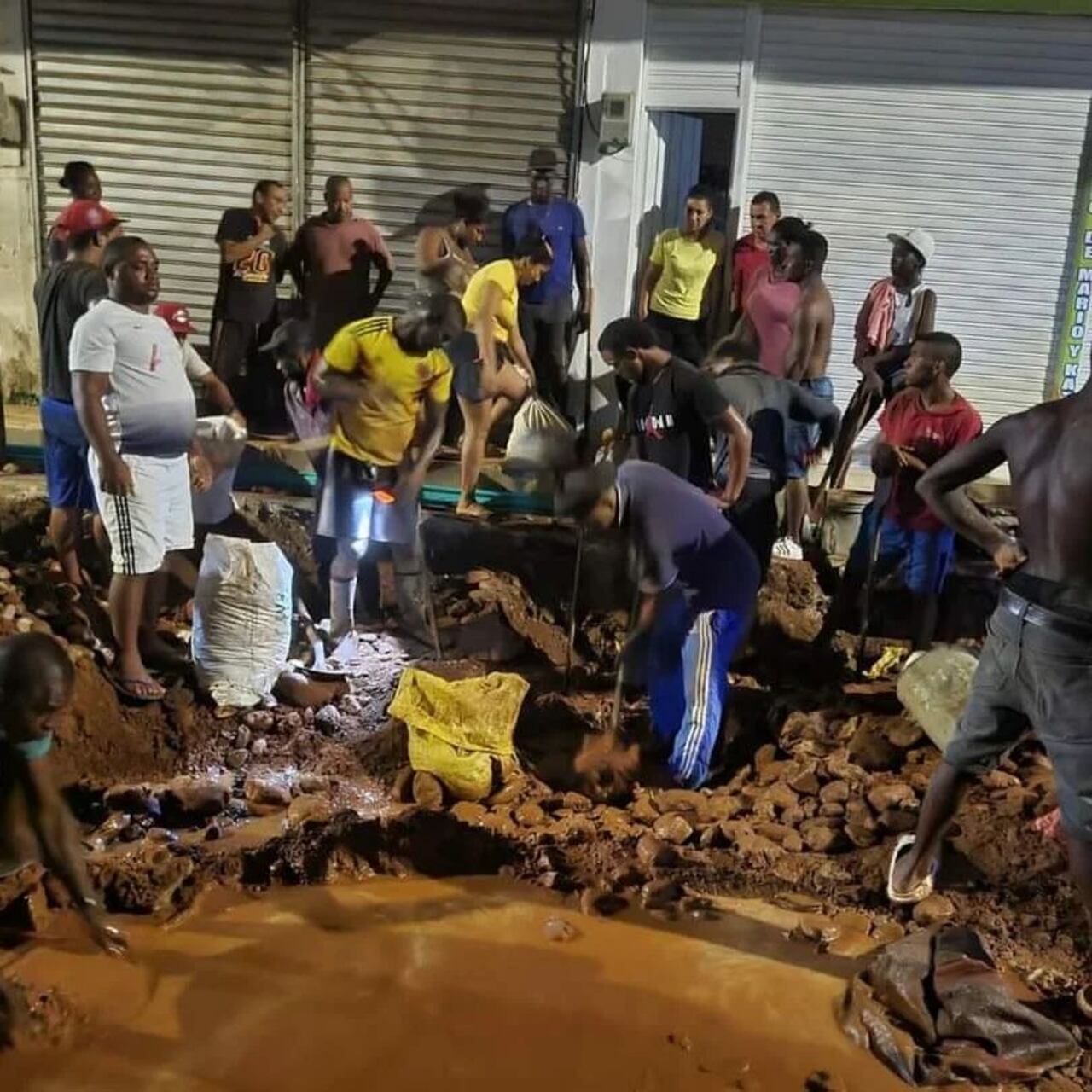 La comunidad se acerca en masa al sitio con palas, baldes, bateas y costales para buscar oro