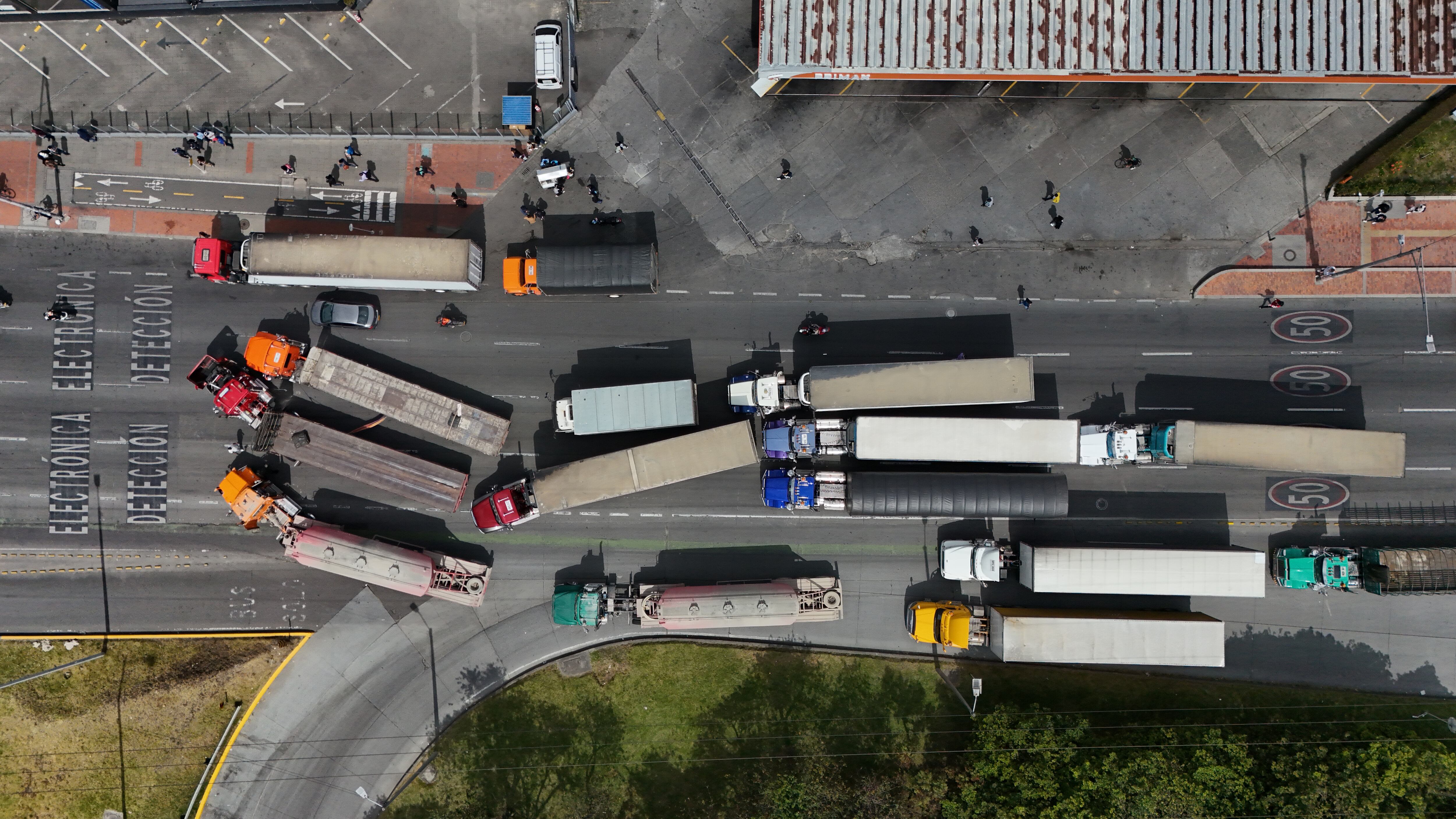 Paro de transportadores y camioneros en la autopista norte calle 183