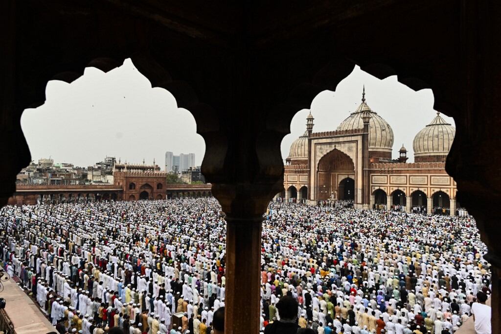 Los devotos musulmanes ofrecen una oración matutina especial para comenzar el festival Eid al-Fitr, que marca el final de su sagrado mes de ayuno del Ramadán, en la mezquita Jama Masjid en el casco antiguo de Nueva Delhi el 3 de mayo de 2022. (Foto de Jewel SAMAD/AFP)