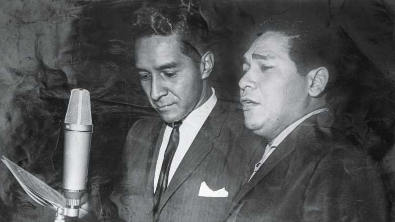 Guillermo González (a la izquierda) junto al bolerista Felipe Pirela. Estudios Odeón. México, 1966.