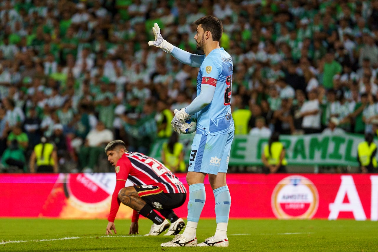 MEDELLIN, COLOMBIA - AUGUST 12: Goalkeeper Rafael Monteiro of São Paulo gestures during the Copa CONMEBOL Libertadores 2025 match between Atlético Nacional and São Paulo at Estádio Atanasio Girardot on August 12, 2025 in Medellin, Colombia. (Photo by Camila Ortega/Eurasia Sport Images/Getty Images)
