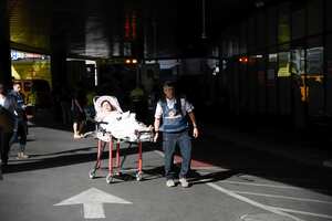 TEL AVIV, ISRAEL Así se veía la entrada del hospital Ichilov tras el ataque de Hamás (Photo by Matan Golan/SOPA Images/LightRocket via Getty Images)