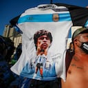 Un individuo alza una camiseta con la imagen del extinto astro del fútbol Diego Maradona durante una marcha para reclamar respuestas por su muerte, en Buenos Aires, el miércoles 10 de marzo de 2021.
(AP Foto / Natacha Pisarenko)