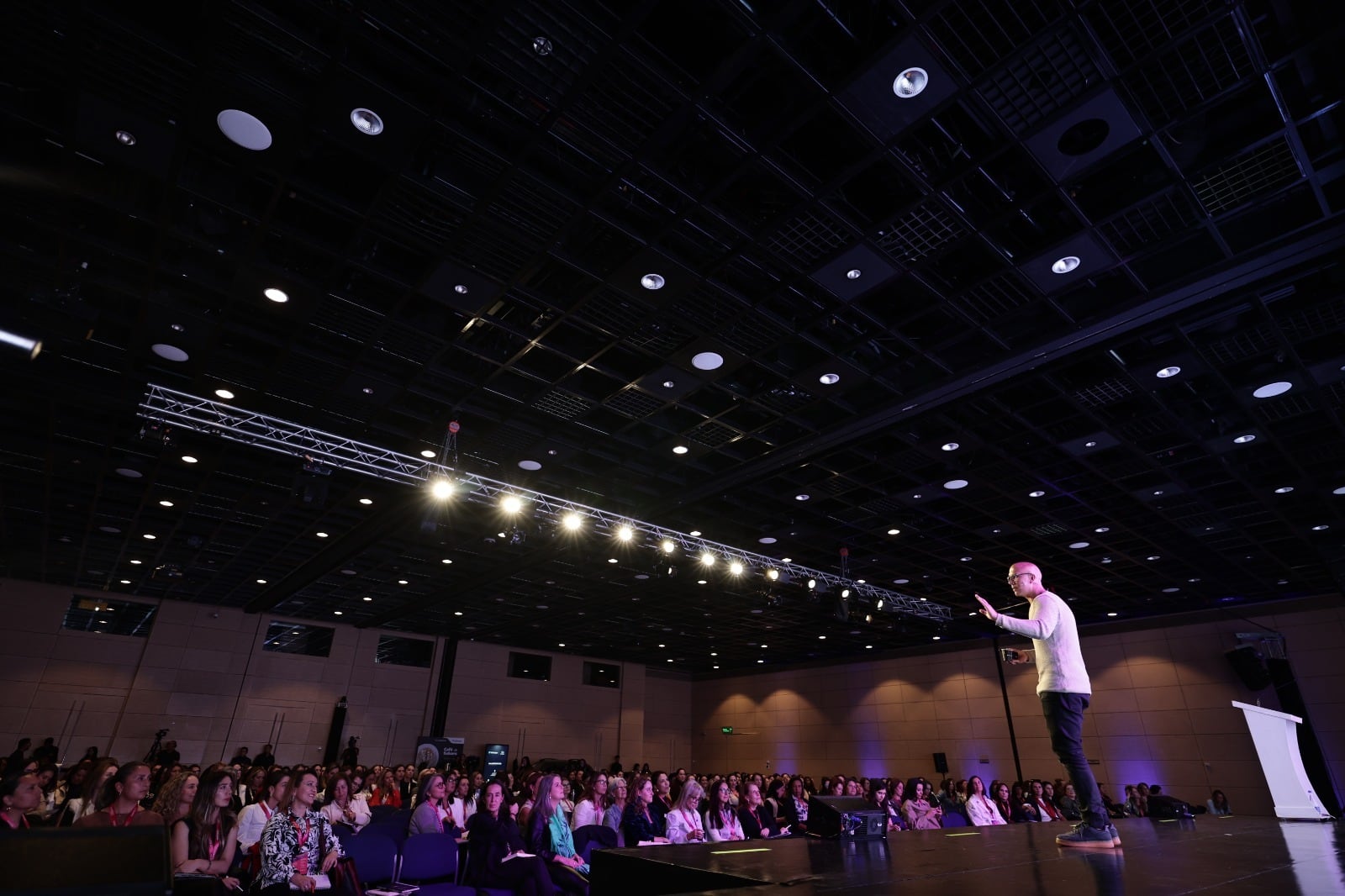 El Bootcamp Liderazgo de Alto Impacto para Mujeres: Un auditorio lleno con el objetivo de mirarse hacia adentro