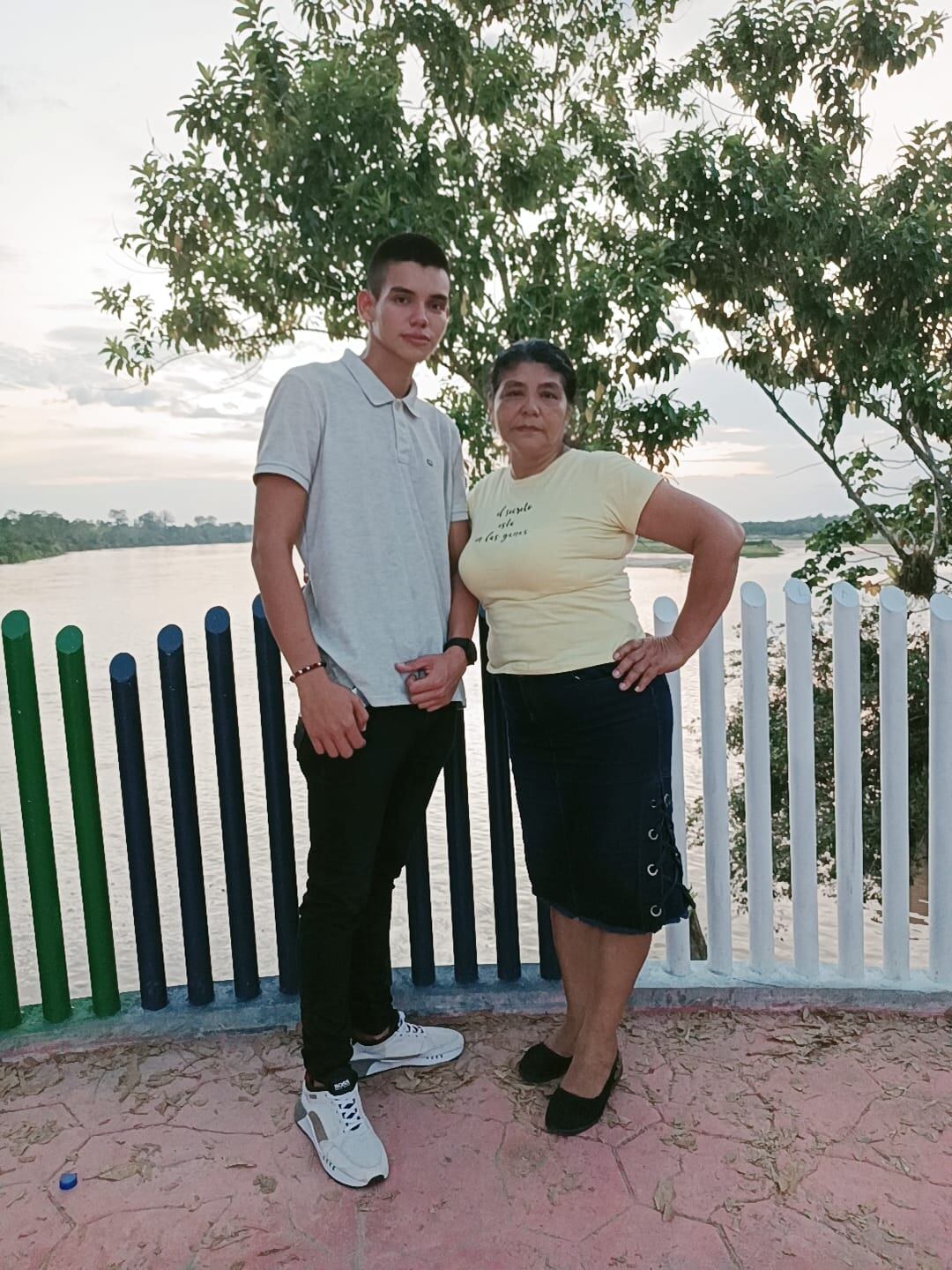 Carolina Toro y su hijo, el soldado Brayan Toro, quien está secuestrado por las disidencias de las Farc.