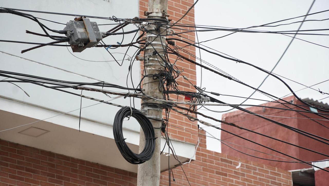 Operadores de servicios públicos tienen un plazo de 3 años para reorganizar y retirar las marañas de cables en Barranquilla.