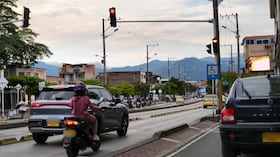 La intersección de la Transversal 29 con 28C, en el barrio Eduardo Santos, concentra accidentes frecuentes pese a contar con semáforo y señalización vial.