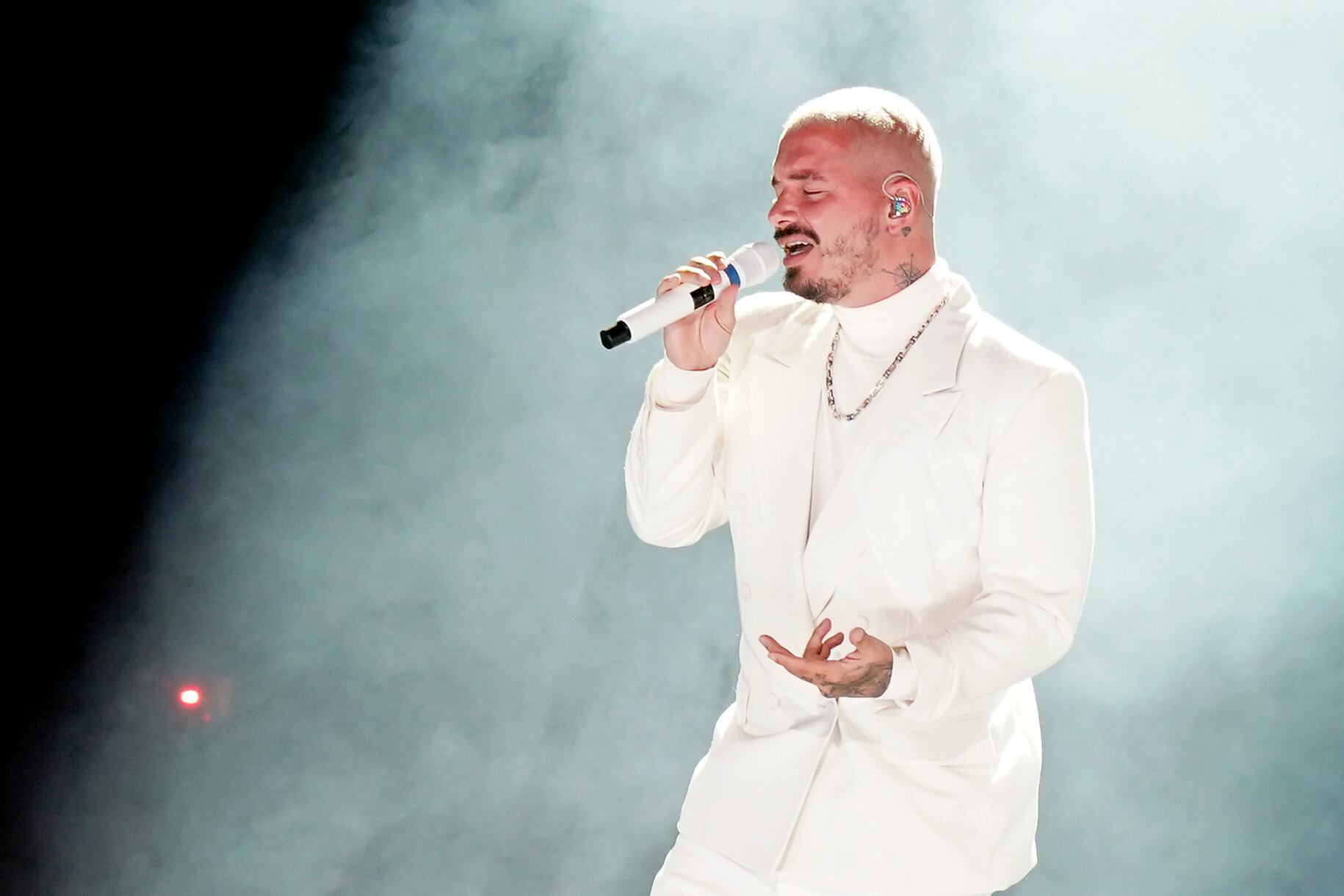 En esta imagen publicada el 19 de noviembre de 2020, J Balvin se presenta en los Premios Latin GRAMMY 2020 el 15 de noviembre de 2020 en Miami, Florida. Los Latin GRAMMY de 2020 se emitieron el 19 de noviembre de 2020